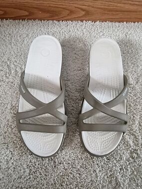 Crocs Women’s Slide Sandals Size 7 White Taupe Comfort Slip On Summer Shoes